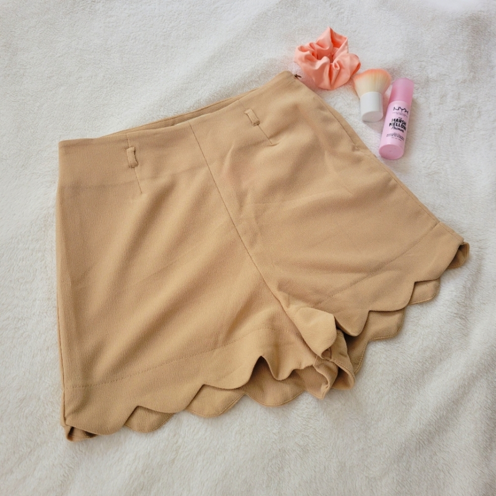 Scalloped high waisted cream shorts